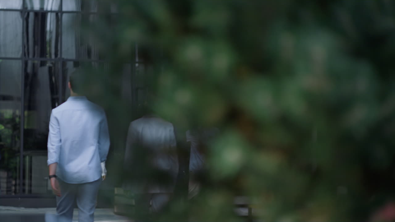 스마트 폰을 사용하여 다운타운 거리를  ⁇ 고 있는 자신감 있는 사업가