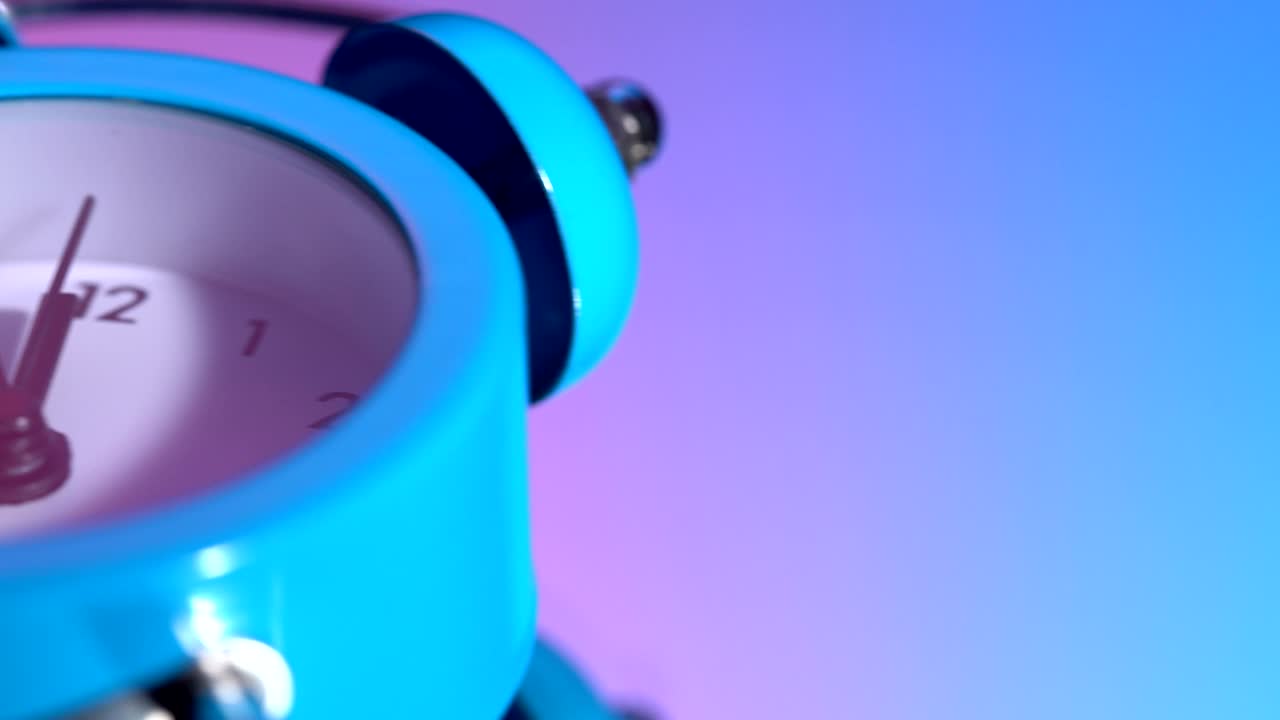 reloj despertador en un fondo de color