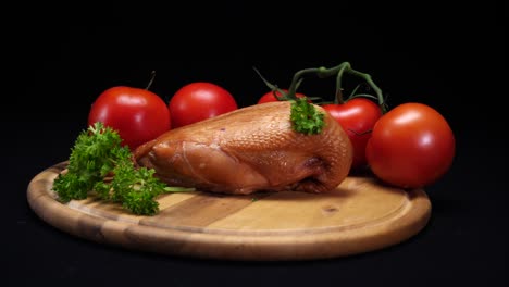 pecho de pollo ahumado con tomates y perejil