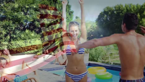 Animation-Der-Flagge-Der-USA-über-Glückliche-Kaukasische-Freunde,-Die-Spaß-Im-Schwimmbad-Haben