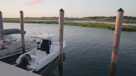 toma panorámica de barcos en el puerto de cape cod, massachusetts