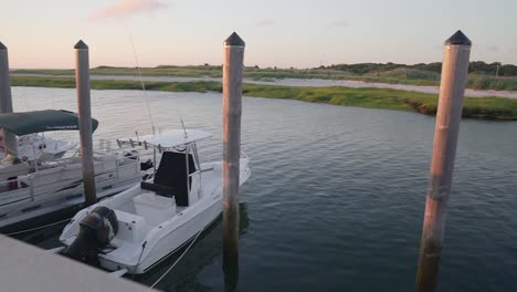 toma panorámica de barcos en el puerto de cape cod, massachusetts