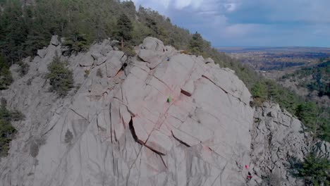 grimpeurs sur le flanc d'une colline à boulder colorado