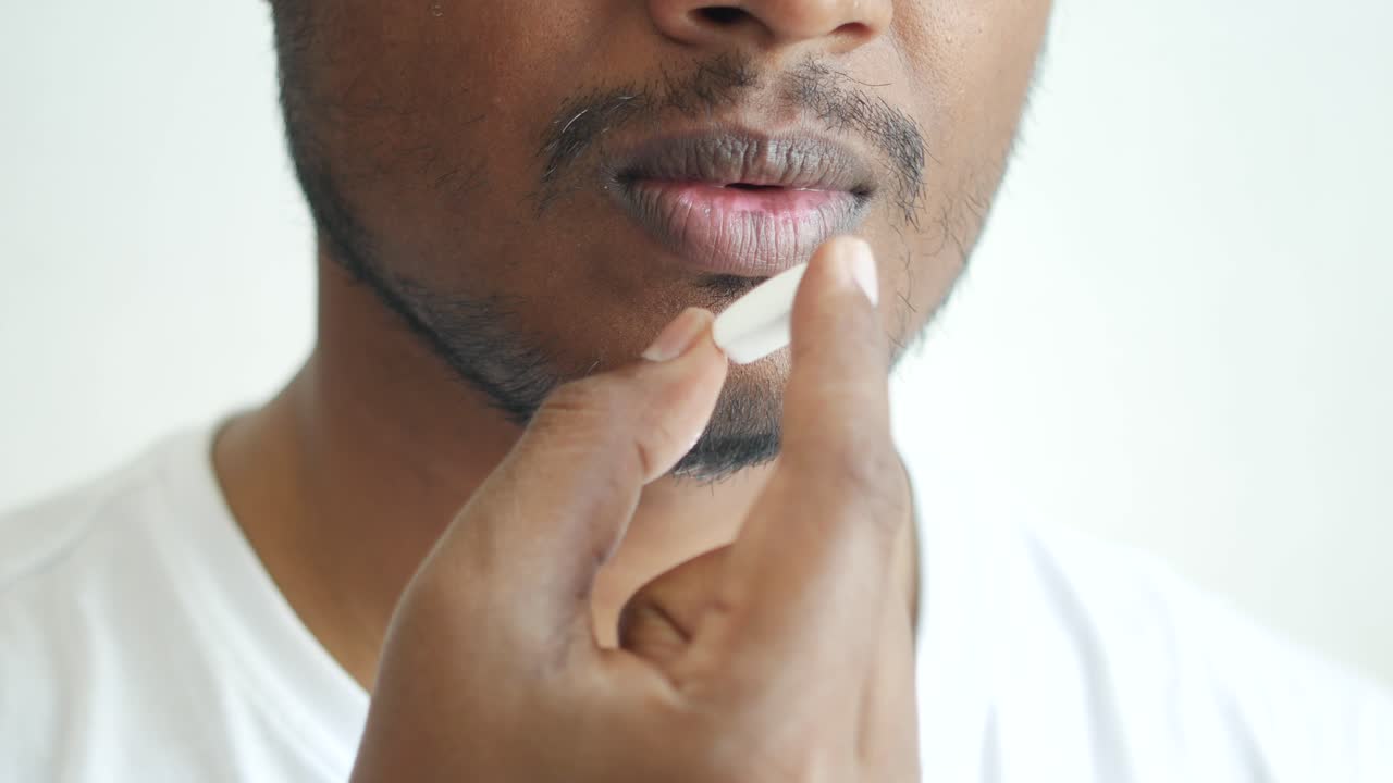 persona que está tomando una píldora