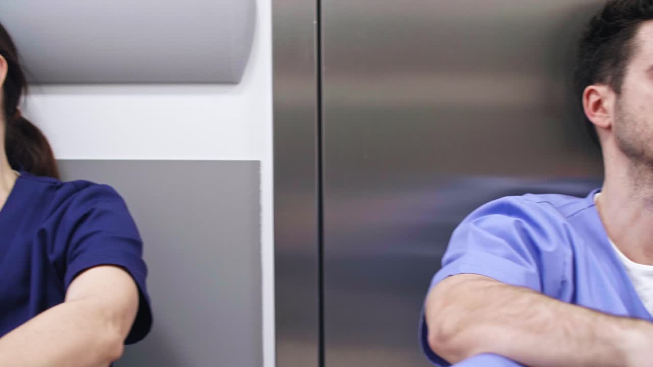 하루 종일 일 한 후 피곤 한 의사 들 의 팀