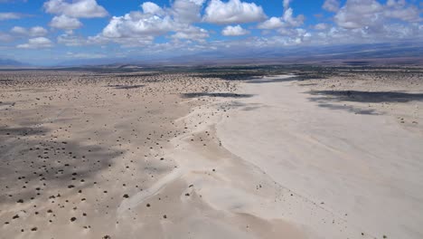 un avión no tripulado volando sobre el desierto de tatón en catamarca, argentina