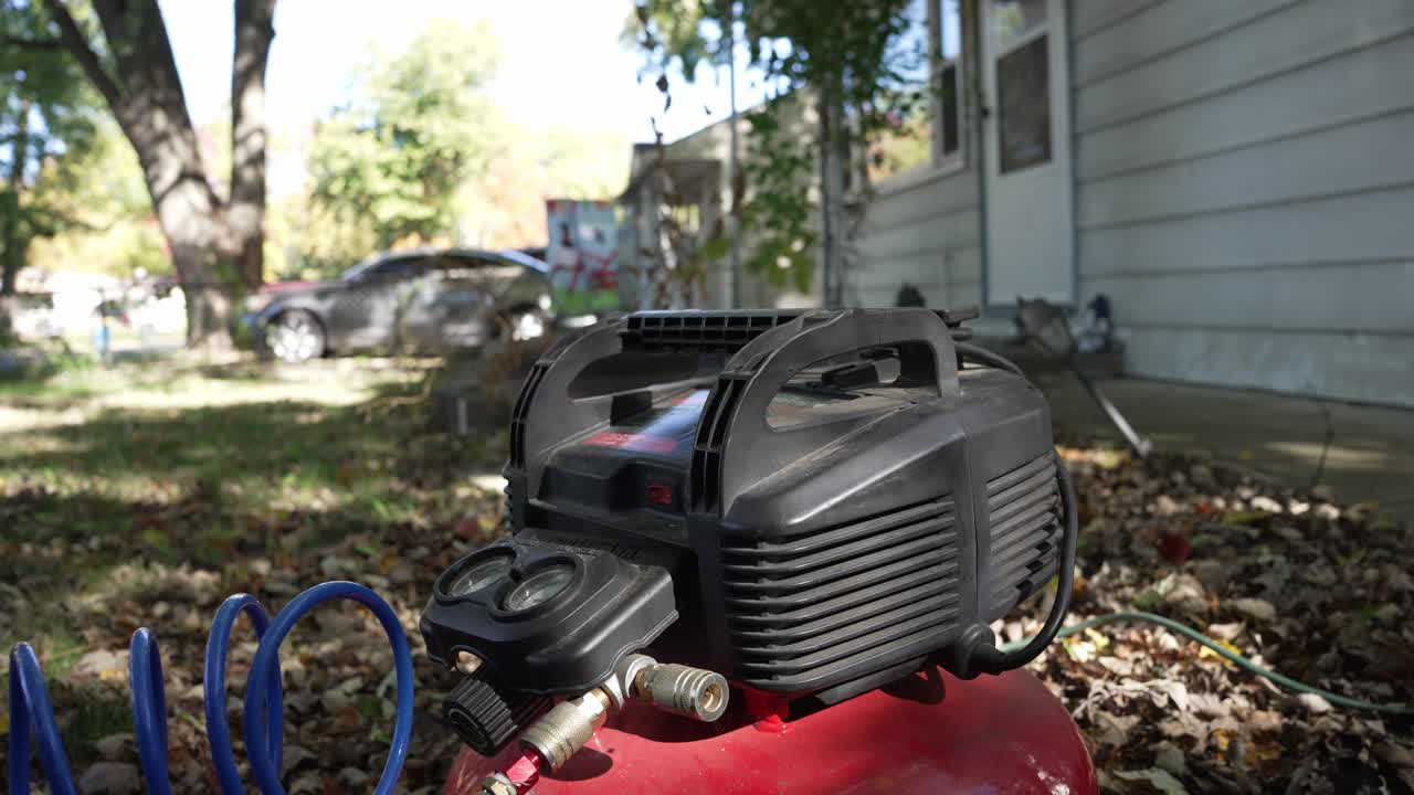 condensatore d'aria in un cortile con un tubo blu che ne esce