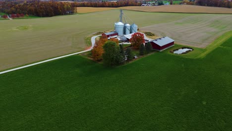 Bauernhof-Im-Mittleren-Westen-Mit-Getreidesilos-Und-Scheunen,-Drohne-Aus-Der-Luft