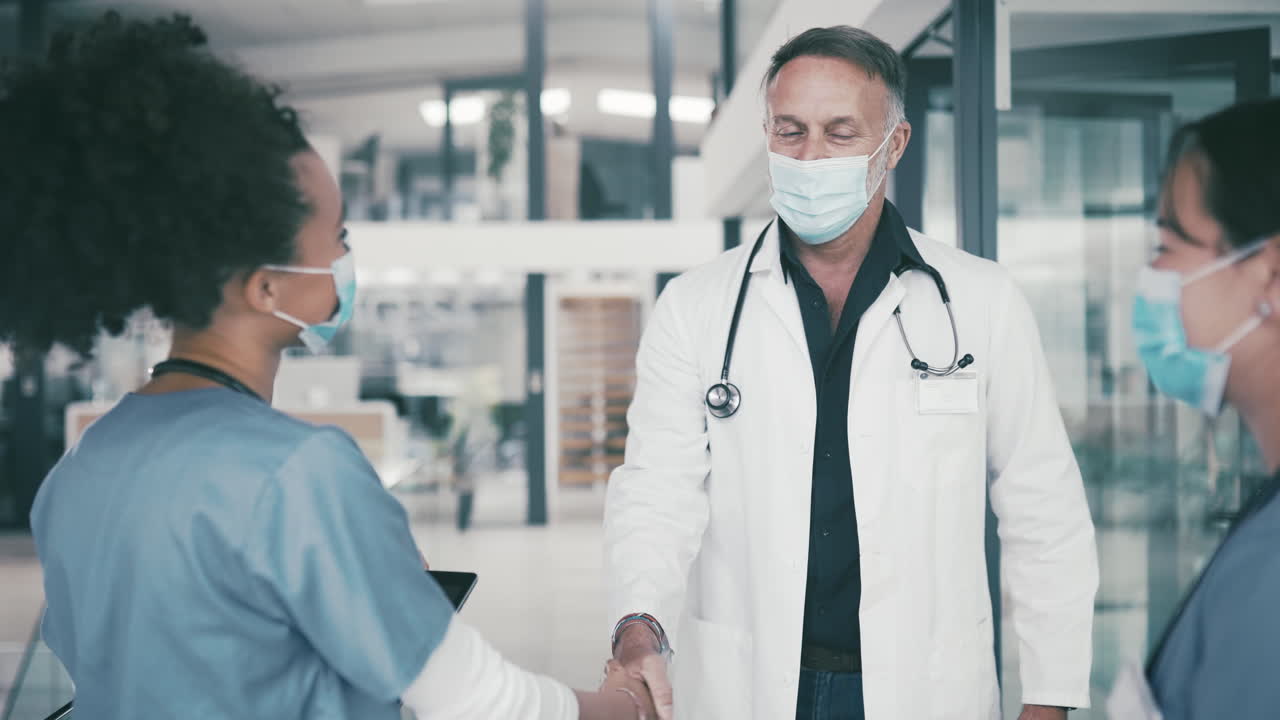 un medico maschio maturo saluta la sua giovane femmina