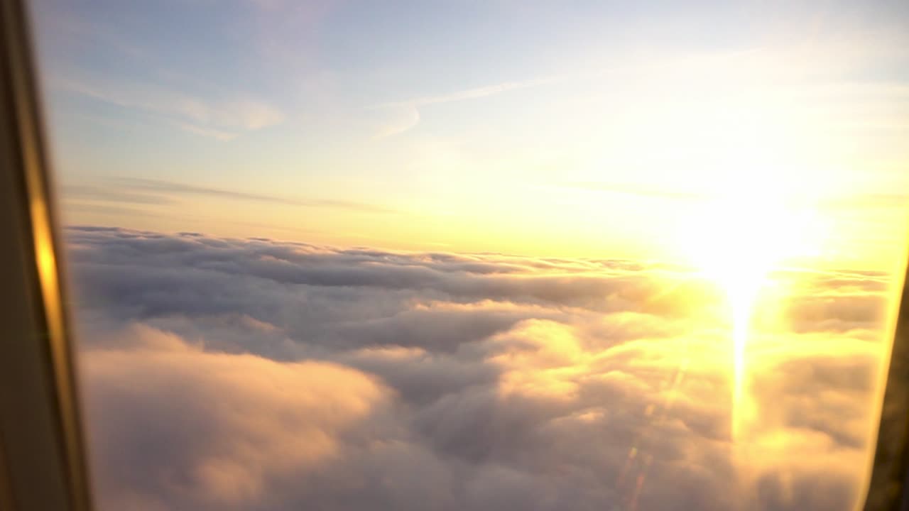 Alba/Tramonto sopra le nuvole dal finestrino dell'aereo