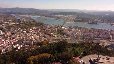 Paisaje-Urbano-De-Viana-Do-Castelo-Con-La-Basílica-De-Santa-Luzia-En-La-Cima-De-Una-Colina,-Toma-Aérea-De-Drones