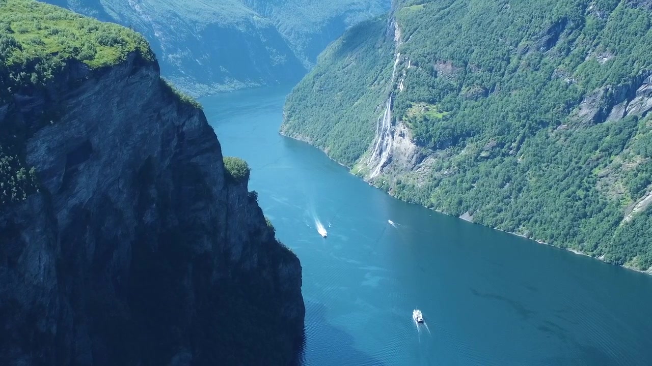 Kleine Schiffe im majestätischen Geirangerfjord in Norwegen, Luftaufnahme