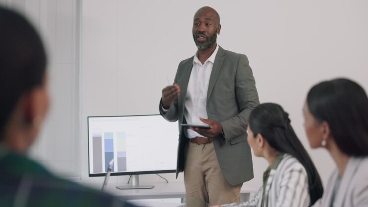 Affari, presentazione e coaching con uomo di colore
