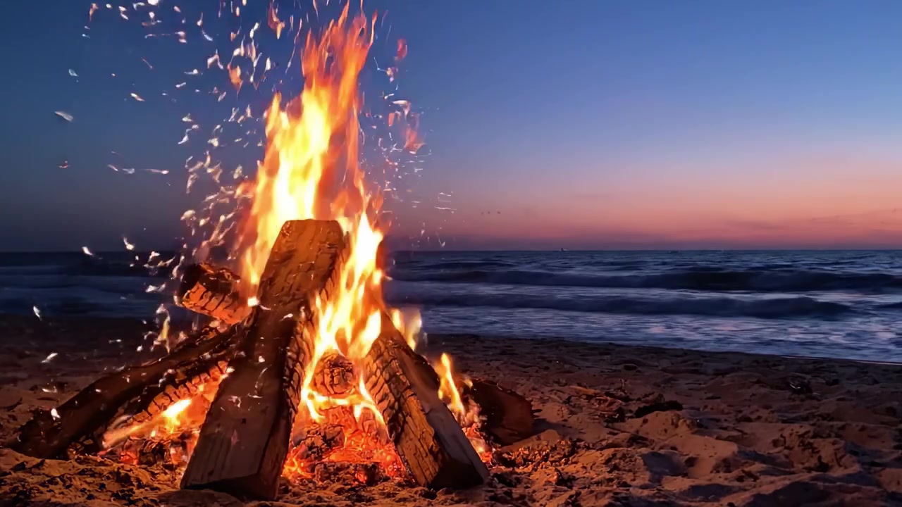 Un Falò Spettacolare sulla Spiaggia al Crepuscolo: Abbracciare il Bagliore Tranquillo del Fuoco Contro un Sereno Orizzonte Oceanico