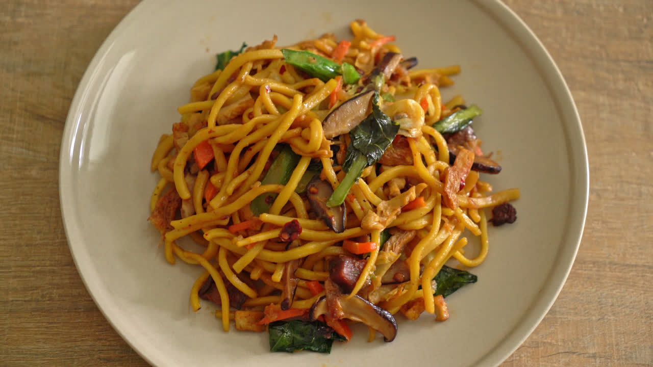 fideos yakisoba salteados con vegetales al estilo vegano - estilo de comida vegana y vegetariana