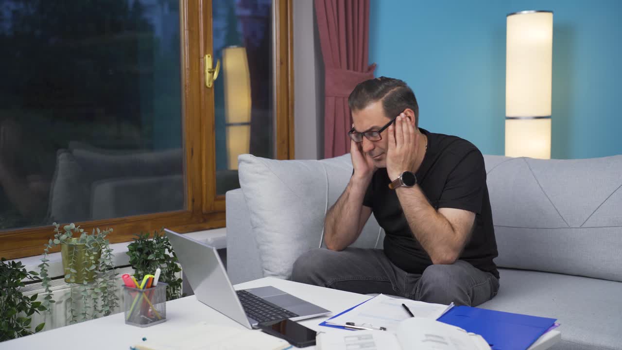 el trabajador de oficina en casa se frustra.