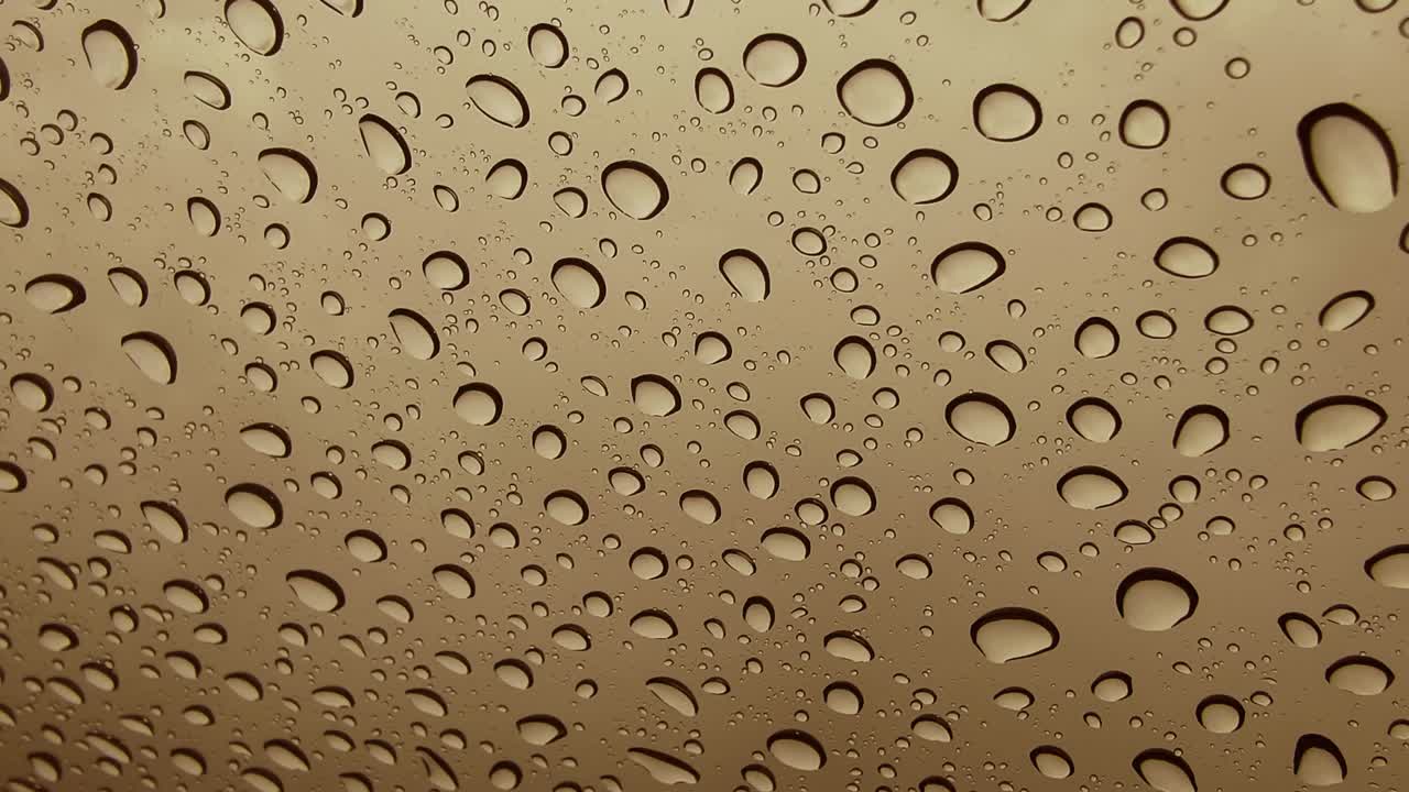 gotas de agua en una ventana de coche