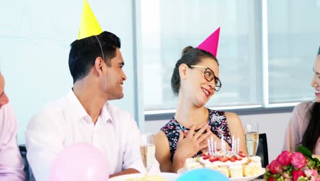 ejecutivos celebrando el cumpleaños de un colega