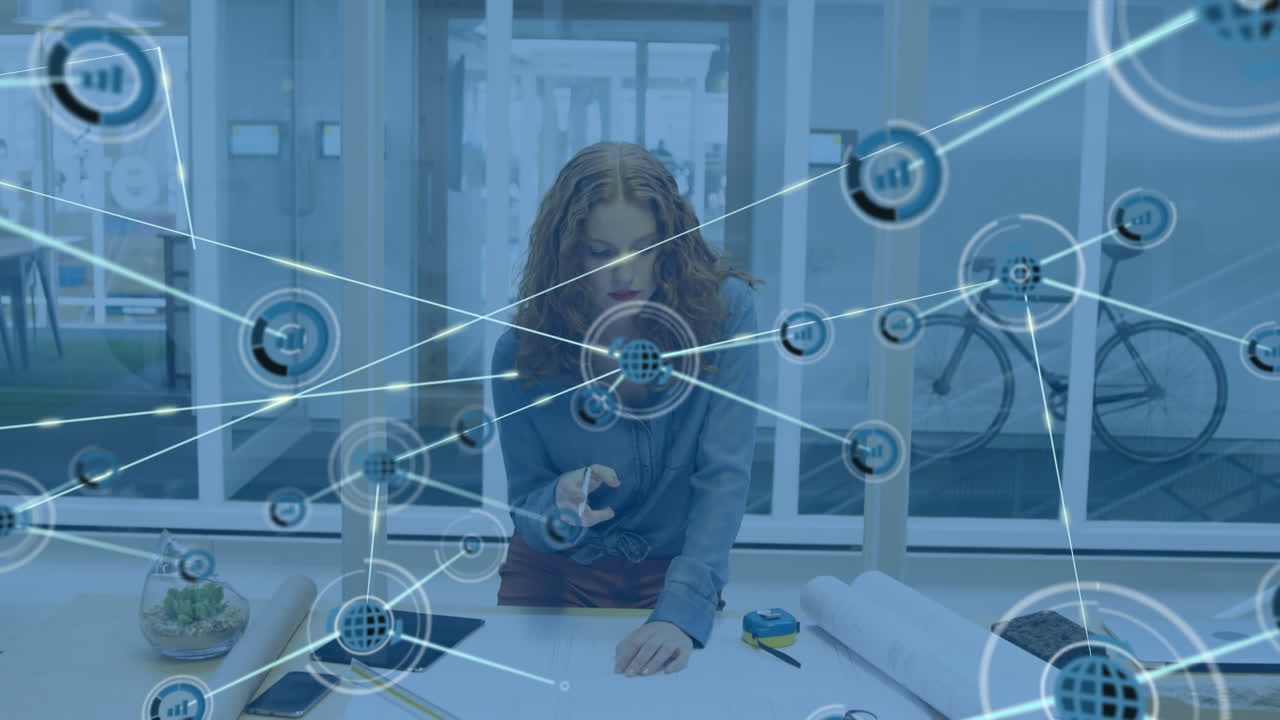 анимация сети связей над кавказской женщиной-архитектором