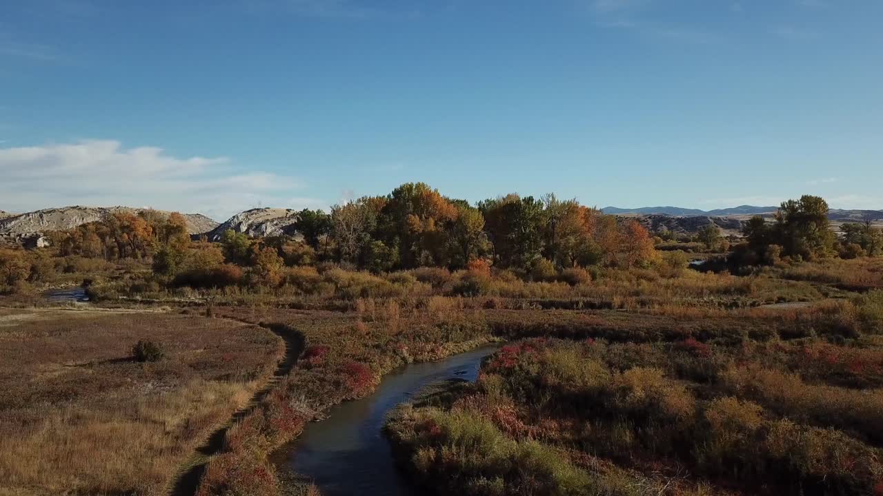 Sentiero escursionistico in riva al fiume in autunno