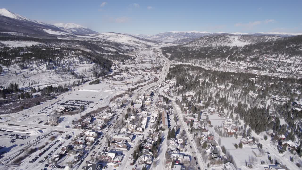 imágenes aéreas de snowy silverthorne, colorado durante el invierno