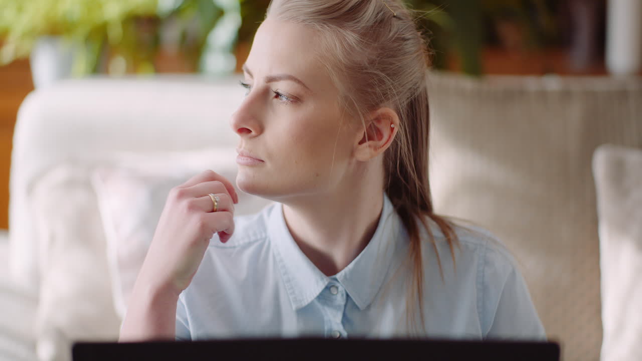 mujer trabajando en computadora pensando y resolviendo problema 2