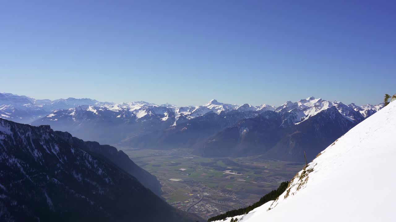 montañas cubiertas de nieve de los alpes suizos, vista desde la cumbre de rochers de naye, un centro turístico de montaña cerca de montreux, suiza