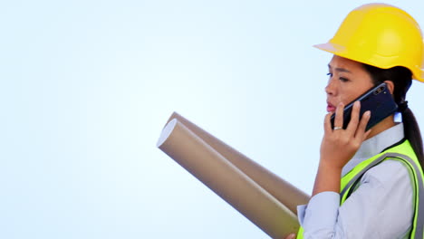 hablando, una mujer o un trabajador de la construcción en un teléfono