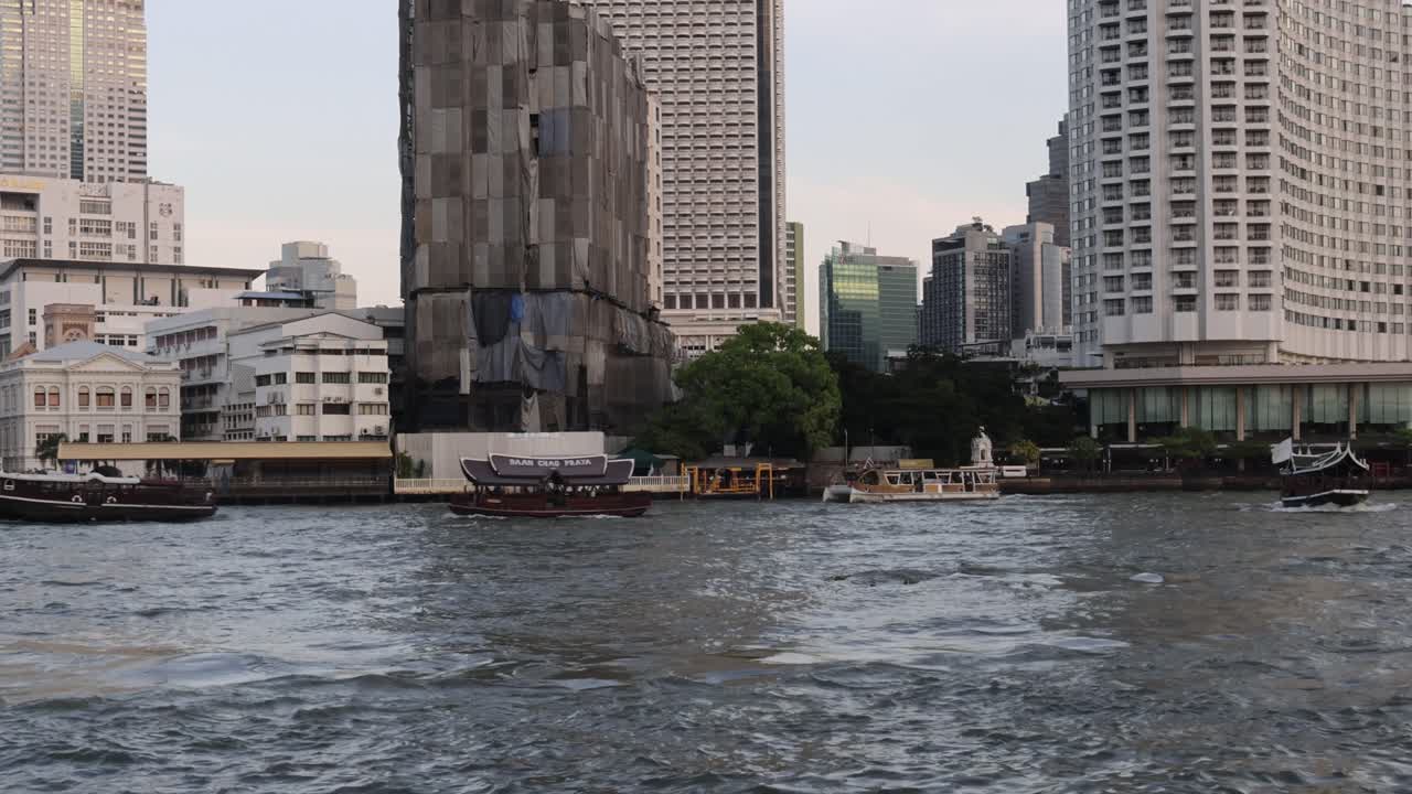 강 에서 도시 건물 을 지나가는 배 들