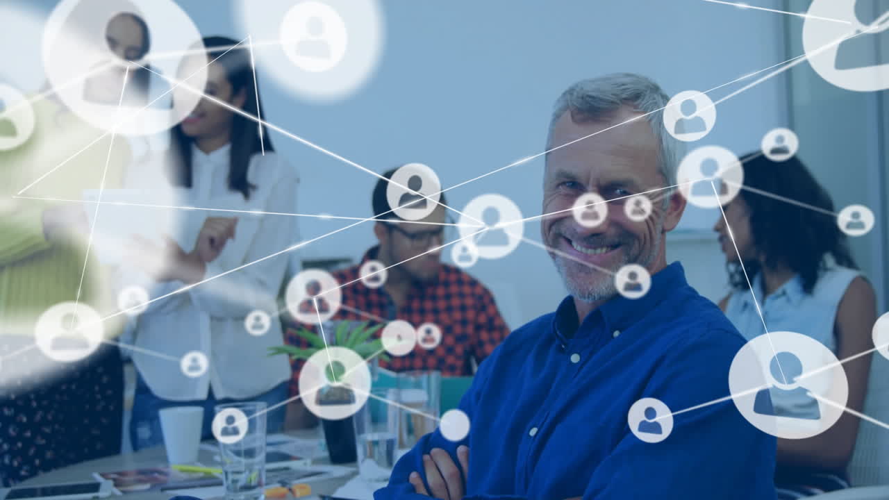 Animazione di rete di connessioni con icone su colleghi diversi che lavorano in ufficio