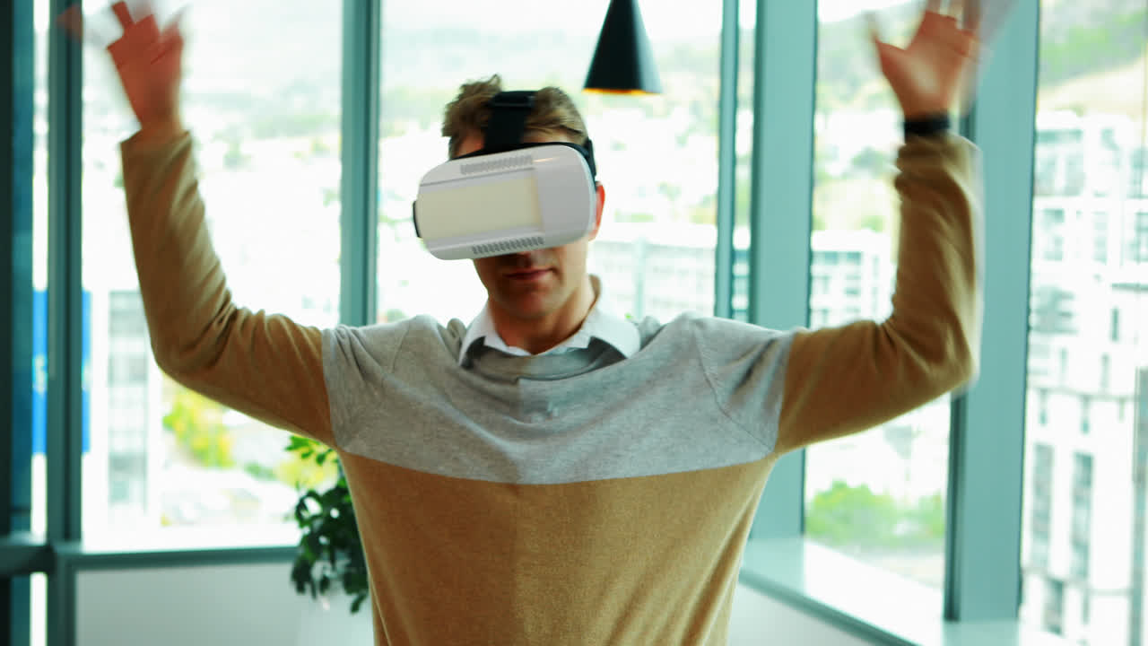 ejecutivo masculino usando una computadora portátil en su escritorio