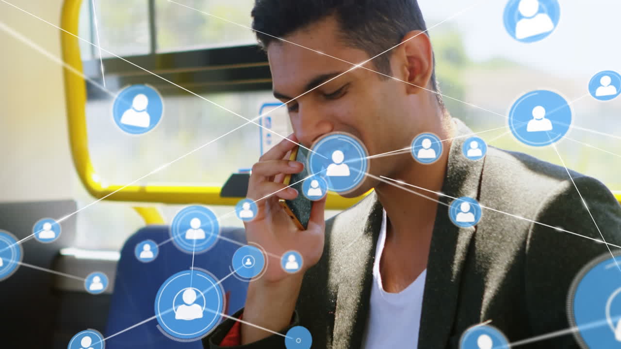 프로필 아이콘의 애니메이션은 기차에서 드폰으로 이야기하는 젊은 아시아 남성의 선과 연결됩니다.