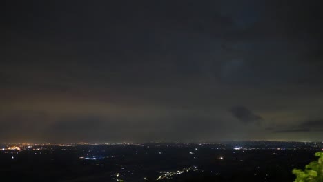 truenos y relámpagos sobre el paisaje italiano en una noche de verano, cambios climáticos 4k timelapse