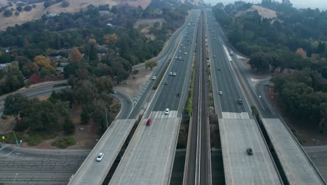 panorámica hacia abajo sobre el tráfico en las colinas humeantes de california