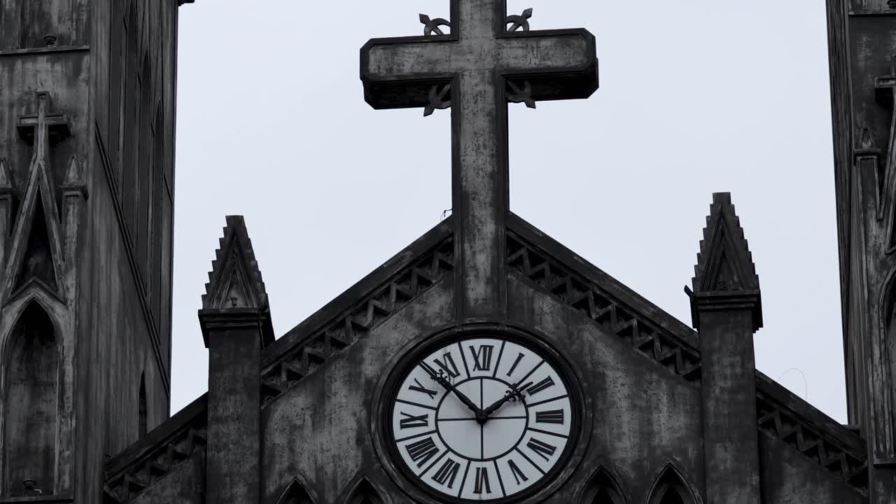 세인트 조셉 대성당의 시계와 동상