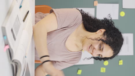 video vertical de una estudiante chateando con su amado en una computadora portátil.