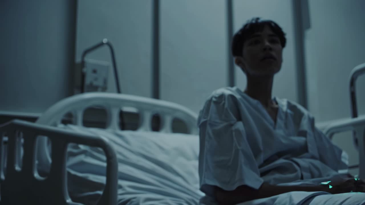 paciente con la mano brillante en la cama del hospital