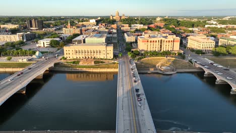 Río-Des-Moines-Y-Puentes-Con-El-Edificio-Del-Capitolio-De-Iowa-Al-Atardecer-De-La-Hora-Dorada