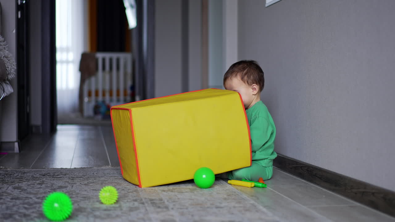 bebé jugando con juguetes