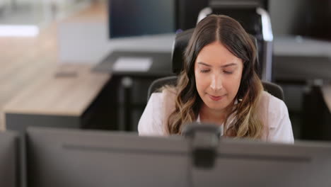 cara, pensamiento y mujer de negocios por computadora