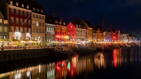 Nyhavn-Harbor-Timelapse-with-Boats-and-Tourists,-Copenhagen-Night-Scene