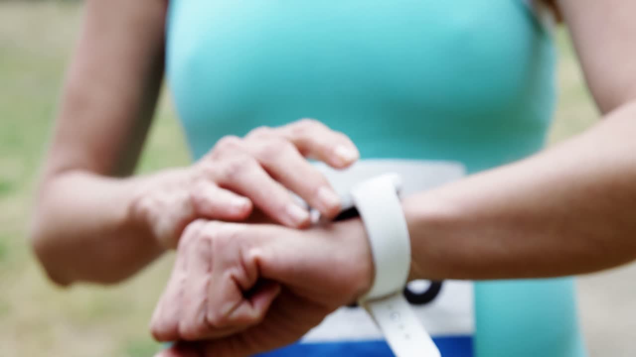 atleta femenina con un reloj inteligente