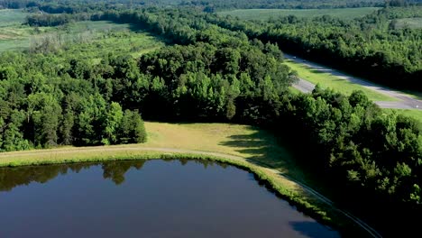 Drohnenaufnahmen-über-Dodson&#39;s-Lake-In-Liberty,-NC