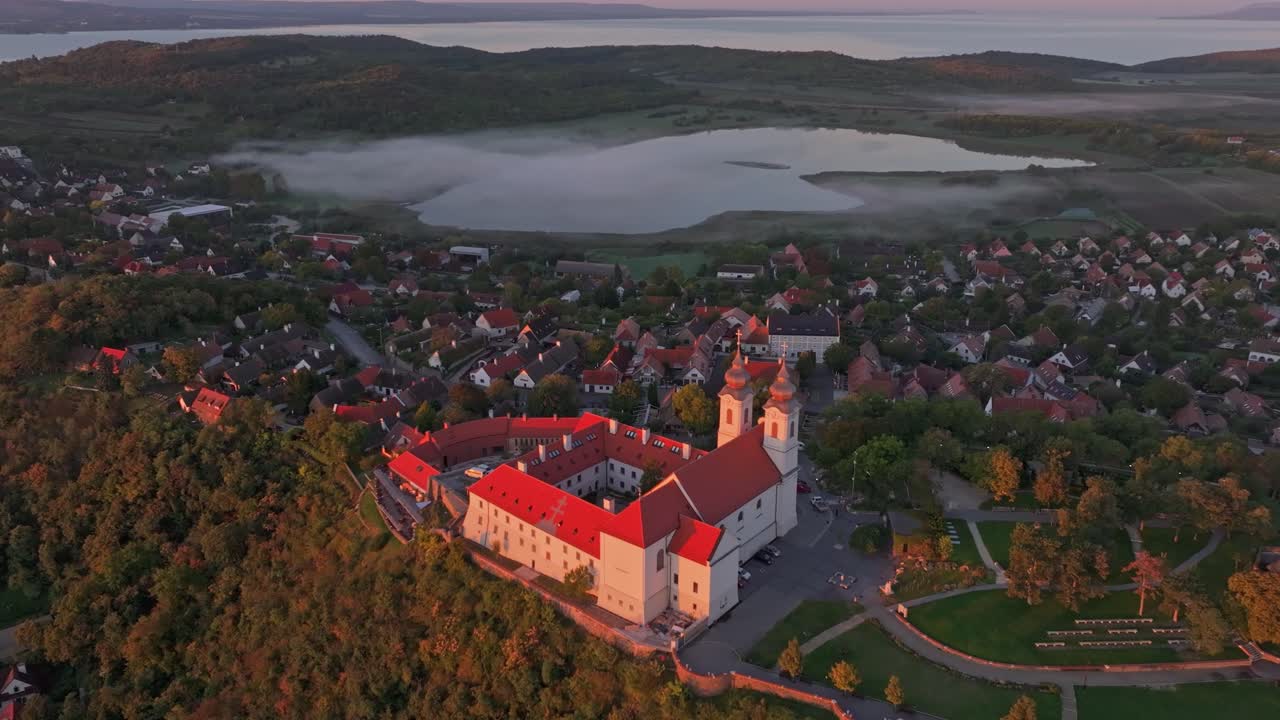 Mosteiro de Tihany visto em voo sobre o colorido Balaton, Hungria