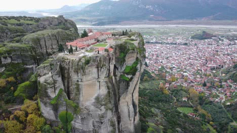 4k-Μετέωρα,-Ελληνικά,-Meteora,-Monasterio-De-La-Santísima-Trinidad,-La-Cámara-Se-Mueve-Hacia-La-Izquierda,-Monasterio-En-Una-Montaña,-Paisaje:-Dron-Aéreo,-Anuncio-De-Viaje,-Meteora-Grecia,-Antigua-Grecia,-Cine,-Dios