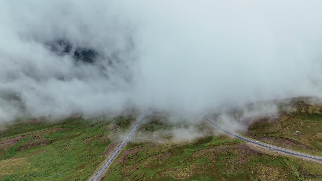 nubes que envuelven la carretera de montaña en el este de islandia