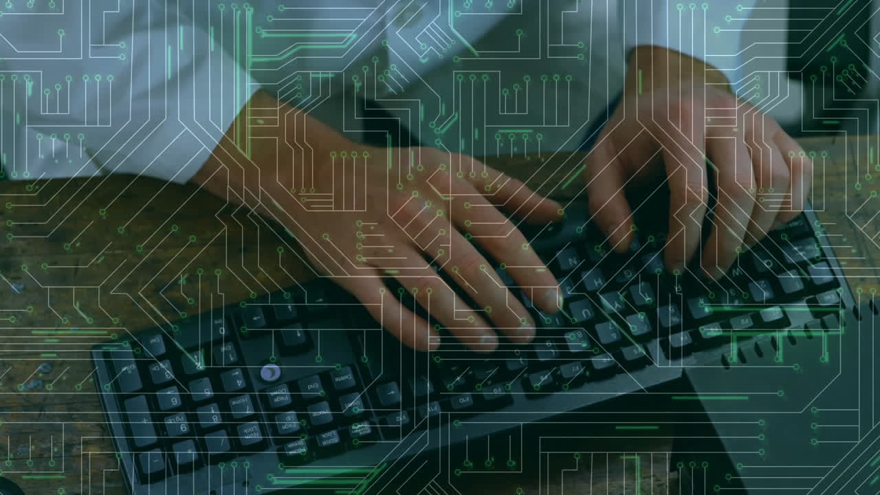 animación de una placa de circuitos sobre un científico caucásico usando una computadora en el laboratorio