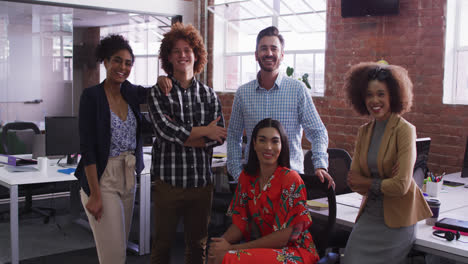 grupo de diversos colegas de negocios sonriendo a la cámara en la habitación de la oficina