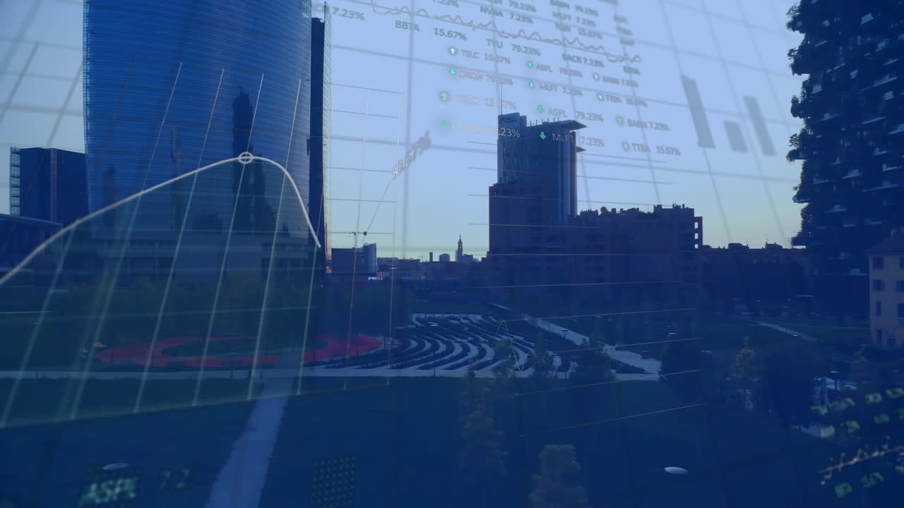 Digitale Datenvisualisierungen schweben über einem Stadtplatz, flankiert von verspiegelten Wolkenkratzern.