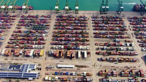 imágenes aéreas de la terminal portuaria comercial de singapur.